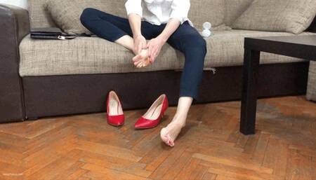 KYLIE USES LOTION TO MASSAGE HER FEET AND BUNIONS - MOV HD