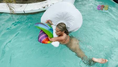 Bunny Masturbates Until Her Floaty Sinks 4K (3840x2160)