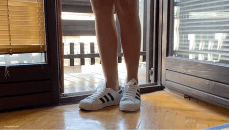 AIRING HER STINKY FEET IN SNEAKERS ON WORK BREAK - MP4 HD