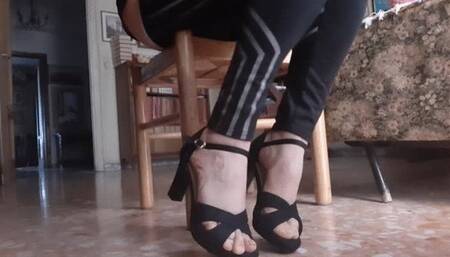 THE QUEEN OF DIRTY FEET WANTS YOU TO LICK THEM CLEAN