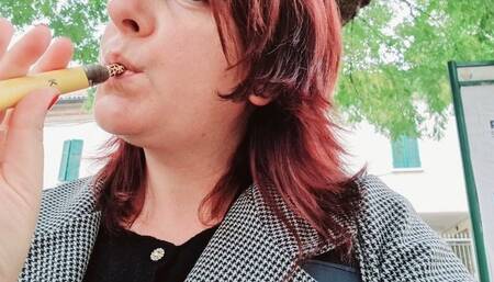 Sexy chubby readhead smoke in a garden avi