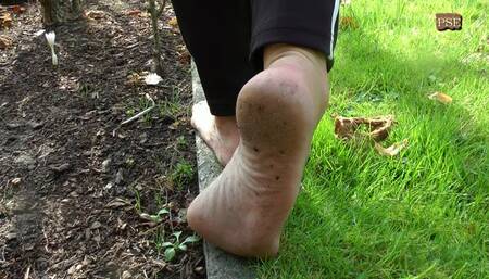MB235 Dirty feet-A walk in the garden