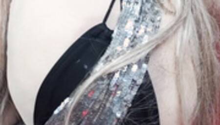 Susi is doing sexy goldchaine pussystffing watch her