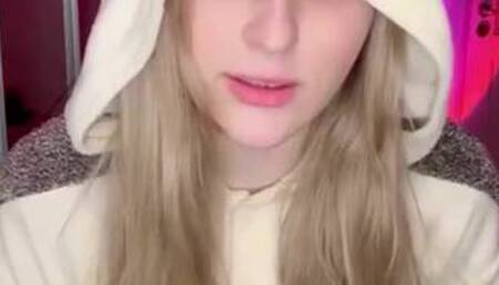 Hot girl show tits to her subscribers