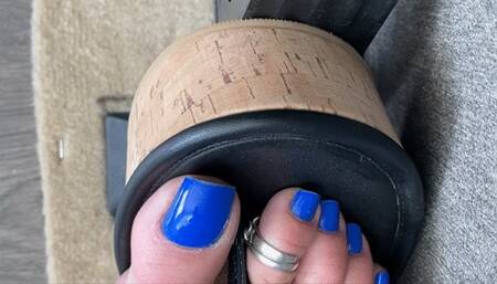 Dry Pumping (CLOSE UP Bird's Eye View) Platform Thongs Pedalboard