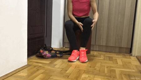 FOOT SCRATCHING ITCHY FEET AND TOES AFTER WORKOUT - MP4 Mobile Version