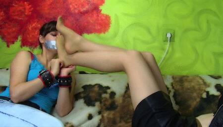 Agnieszka And Weronika - Smell My Feet With Pantyhose - Full - HD 1920x1080