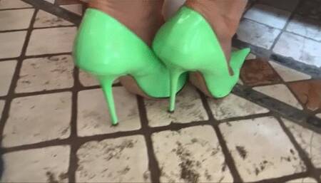 Kitchen work on different high heels 2 - full clip - (1280x720*wmv)