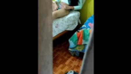 encuentro a mi amigo masturbandose y luego me la follo en todas las posiciones hasta correrme