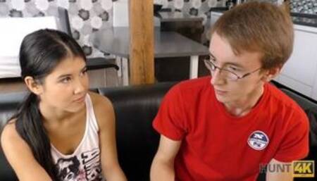 El hombre está dispuesto a pagar las vacaciones de la tierna puta morena