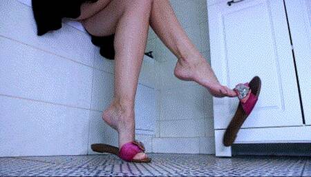 Dangling in bathroom slim slippers