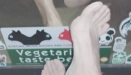 foot flexing on mirror