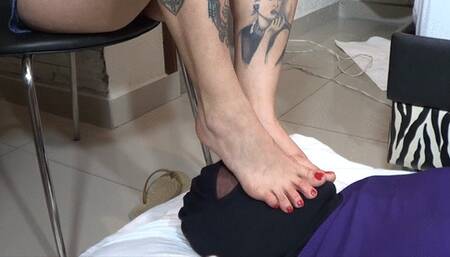 MISS BOWIE FUCKING MOUTH OF SLAVE WITH HER FER FEET