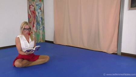 Schoolgirl Scramble! Sexy Cat Fight in Panthose & School Uniforms!