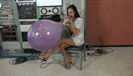 Willow Blows a Suzuki Peacock Balloon to Bursting (MP4 - 720p)