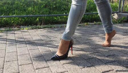 go for a walk with only one shoe HD mp4 1920x1080