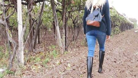 Walking in Hunter rubber boots after the rain AVI(1280x720)FHD