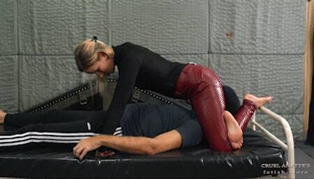 Crushing thighs HD MP4