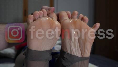 Linda Nylon Test goes to tickling 4K MP4