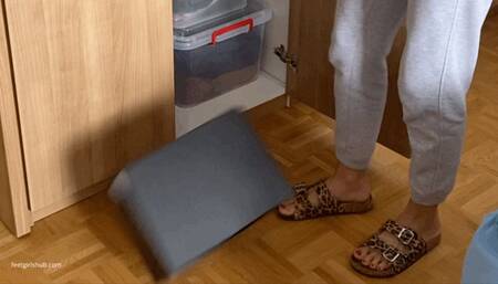 CAN ANYTHING ELSE CAN FALL ON KIRAS FOOT BIG TOE TROUBLE - MP4 Mobile Version