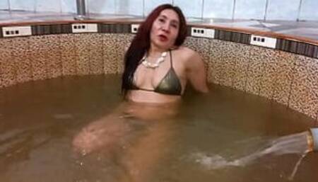 THE BEAUTIFUL MILF GODDESS REFRESHES HER MUSCULAR BODY IN THE HOT THERMAL WATERS