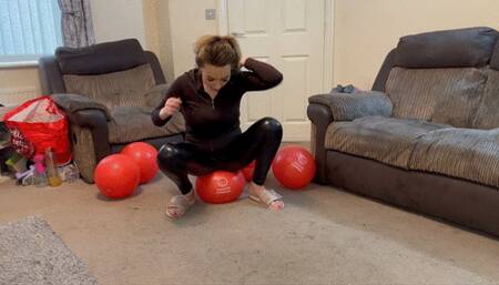 5 beach balls sit pop 4k