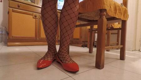 *** custom video *** Waiting friends for a cup of tea in red patent pointed toe flat ballerinas with dark wide fishnet stockings (MP4) 1080 Full HD