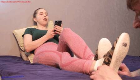 023 ber I rest, the slave serves me take off your sneakers! Lick and smell my stinky socks