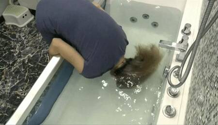 An invisible living in the bathroom MP4 FULL HD 1080p