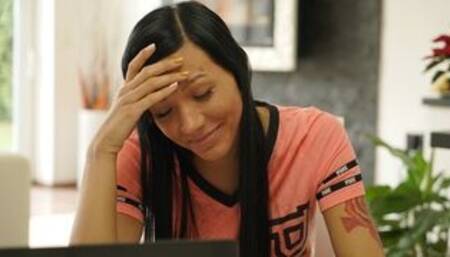 Joven desempleada está lista para follar por su ropa nueva