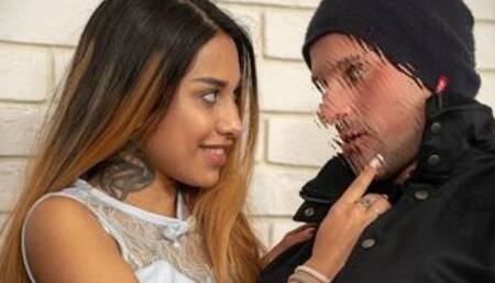 Das schlagfertige russische Luder Roxy Lips initiiert Sex, um Schulden hinauszuzögern