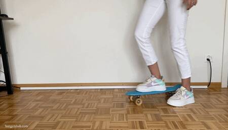 SPRAINED ANKLE WHILE RIDING A SKATEBOARD - MP4 HD