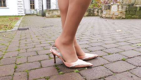 vonzz Walking tour in high heels (mp4-FHD)