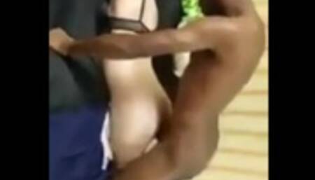 Cornudo Compartiendo La Esposa