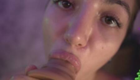 HD кареглазая красотка отсасывает так, что только шум того стоит! глубокая глотка и много слюней