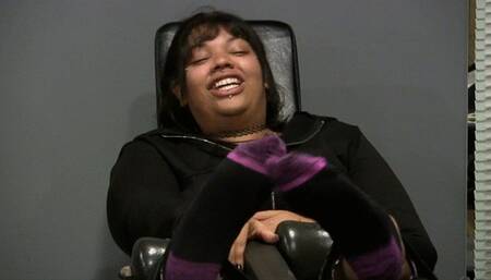 "Can I PLEASE get her socks off?" Destiny wants Navaes bare feet!
