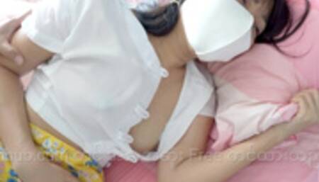 အားဆေး တောင့် ကို ကွန်ဒုံး ထဲ ထည့် ပြီး မြမြ လေး ဖင်ထဲလိုး