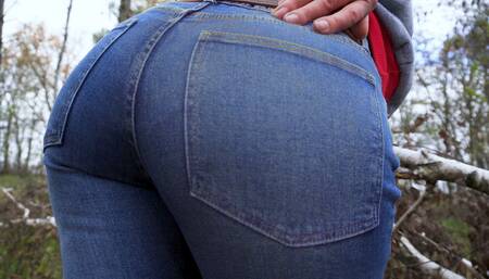 Girl with big ass in tight blue jeans outdoor tease