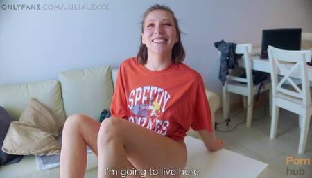 Мы играли в догонялки, а потом потрахались.Теперь в моей киске много спермы / JULIALEXXX