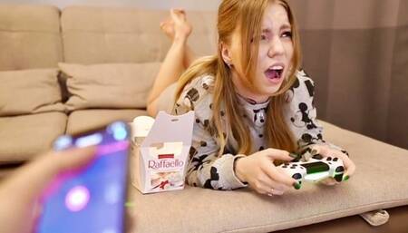 кончает от Lovense, потом её трахают в рот! Kisankanna