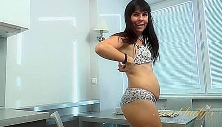 Malavi Mepanse Masturbates On Her Table