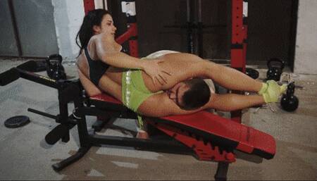 SHREDDED BODY AND ARROGANCE-SNIFF MY SWEATY HOLES AFTER A HARD LEG WORKOUT!-(MERCILESS HEADSCISSORS HUMILIATION)