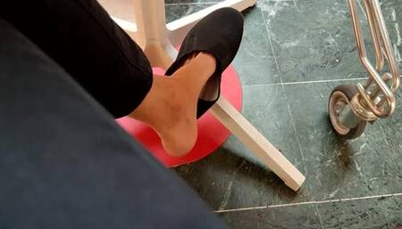 Shoeplay and dangling with light summer shoes (avi)