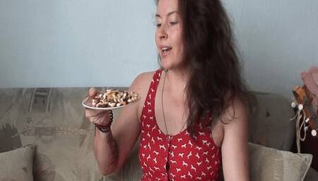 I gnaw nuts and candied fruits mpg