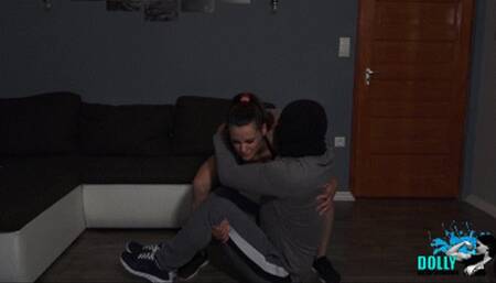 Dolly lift and carries a 98 kg man; pick up from the ground