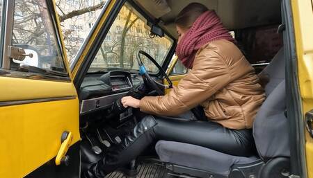 Backstage video of Nastya trying to start her old VAZ
