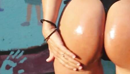 Sexy Latina Valeria Getting Her Big Ass Oiled And Rubbed