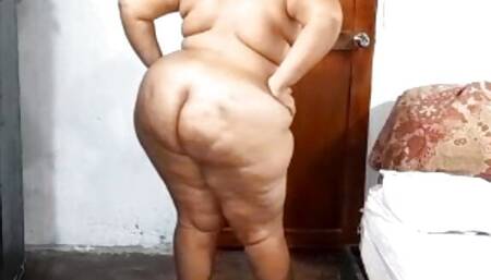 Ana Big Booty moving her huge ass in front of the camera