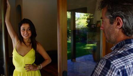 Bored housewife Gigi Larios just waited for a man at her door