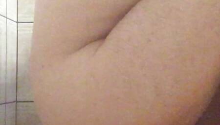 sentando em um pal enorme no banheiro